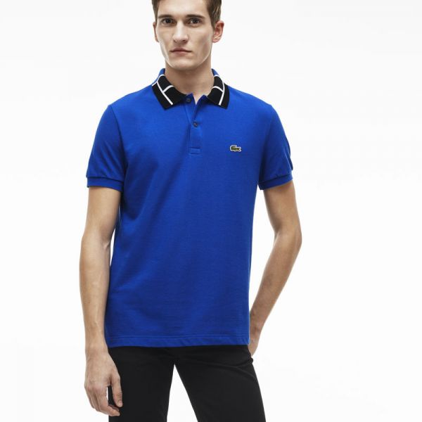 POLO LACOSTE REGULAR FIT EM PIQUÉ FINO COM ESTAMPA DE BANDEIRA NA GOLA