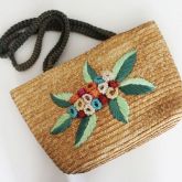 bolsa de palha com  flores ornamentada